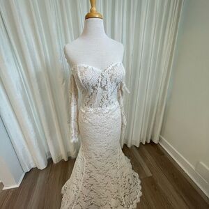Elegant Lace Gown with detachable sleeves Val Stefani Palma